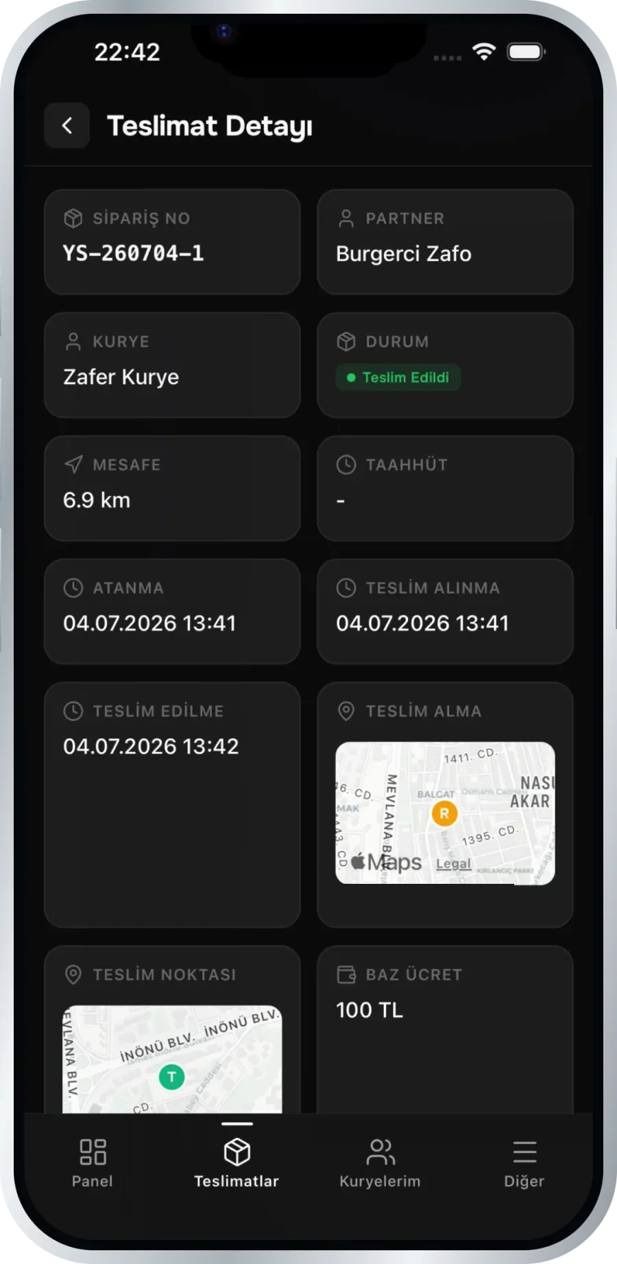 Hızlıyo filo yönetimi teslimat detayı ekranı: sipariş numarası, partner restoran, kurye, mesafe, teslim durumu, atanma ve teslim saatleri ile harita üzerinde alım ve teslim noktaları